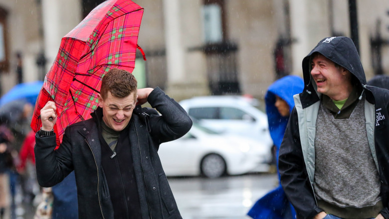 barbati cu umbrele pe strada