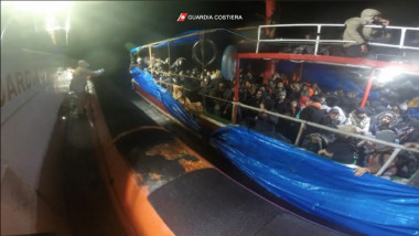 migranti inghesuiti la bordul unei ambarcatiuni din lemn