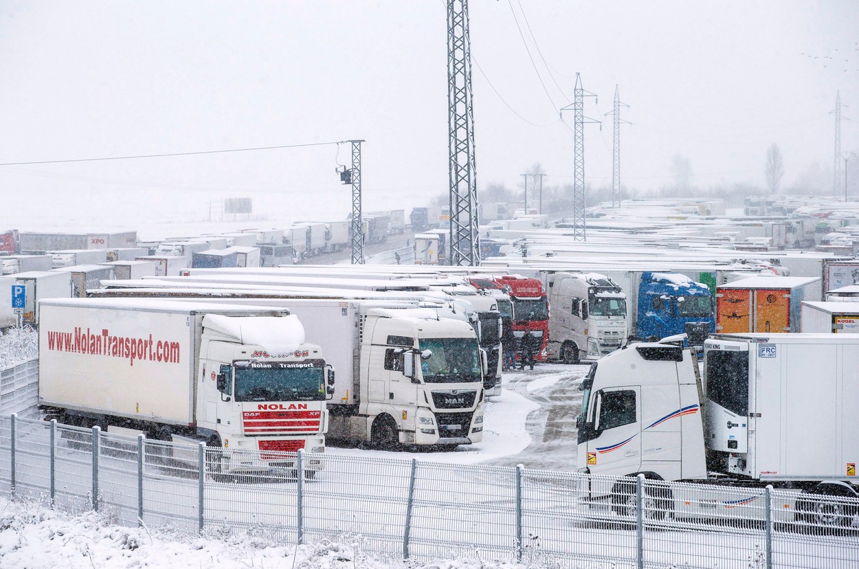 Zeci de șosele blocate în Spania din cauza zăpezii