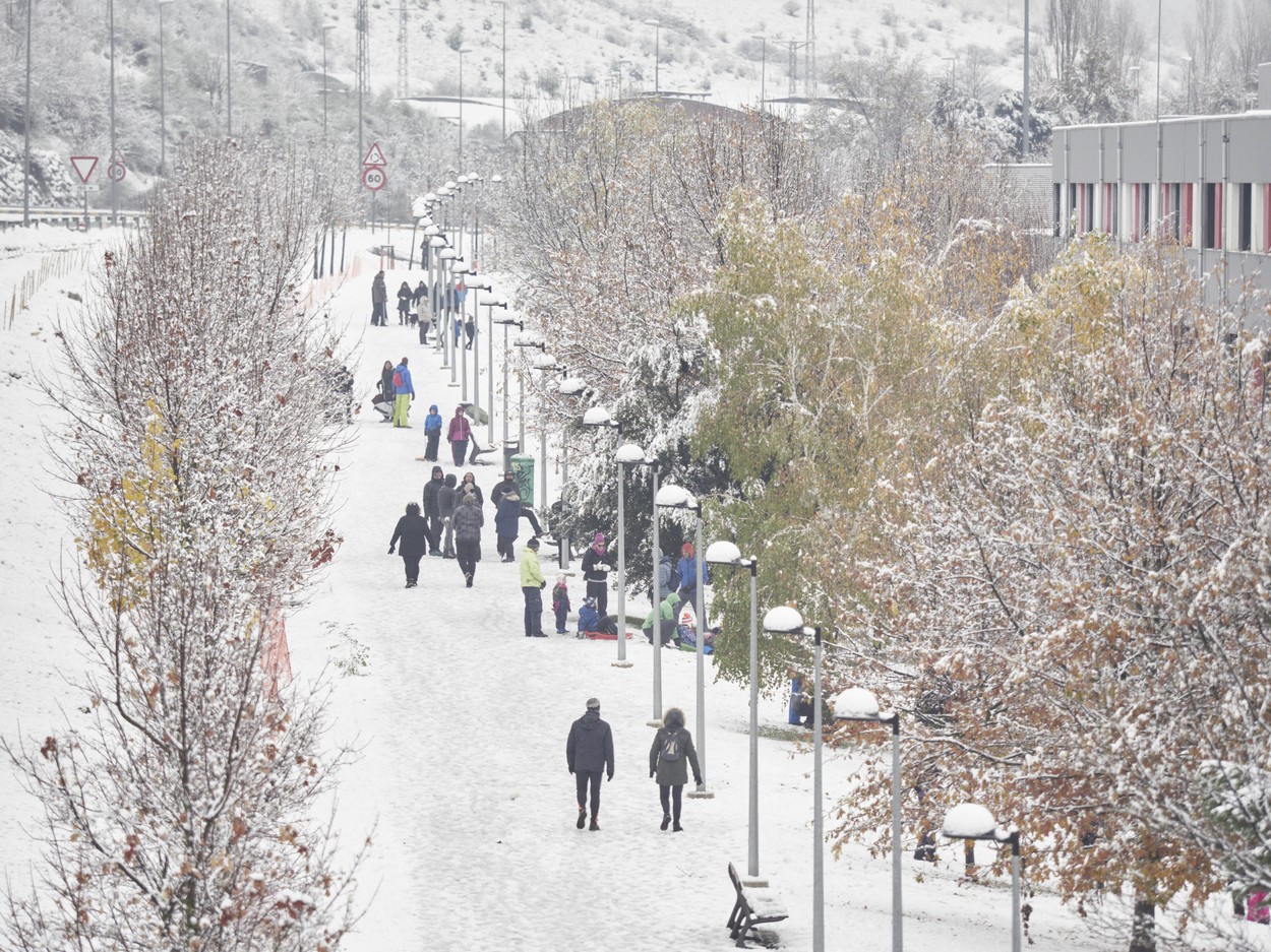 Snow and ice warning in Storm Arwen aftermath - Spain