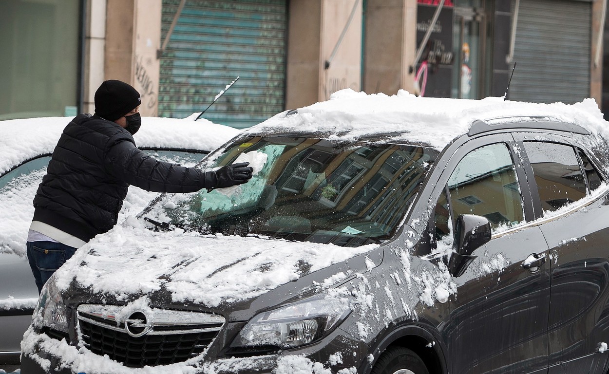 Half of Spain is at risk from snow, rain, wind and coastal phenomena.