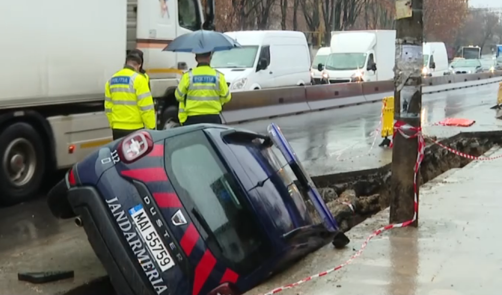 O mașină a Jandarmeriei a căzut aproape cu totul într-un șanț pe Șoseaua Fundeni. Imagini de la fața locului
