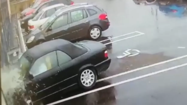 VIDEO. O șoferiță a intrat cu mașina prin geamul unui supermarket din Hunedoara, încercând să iasă din parcare