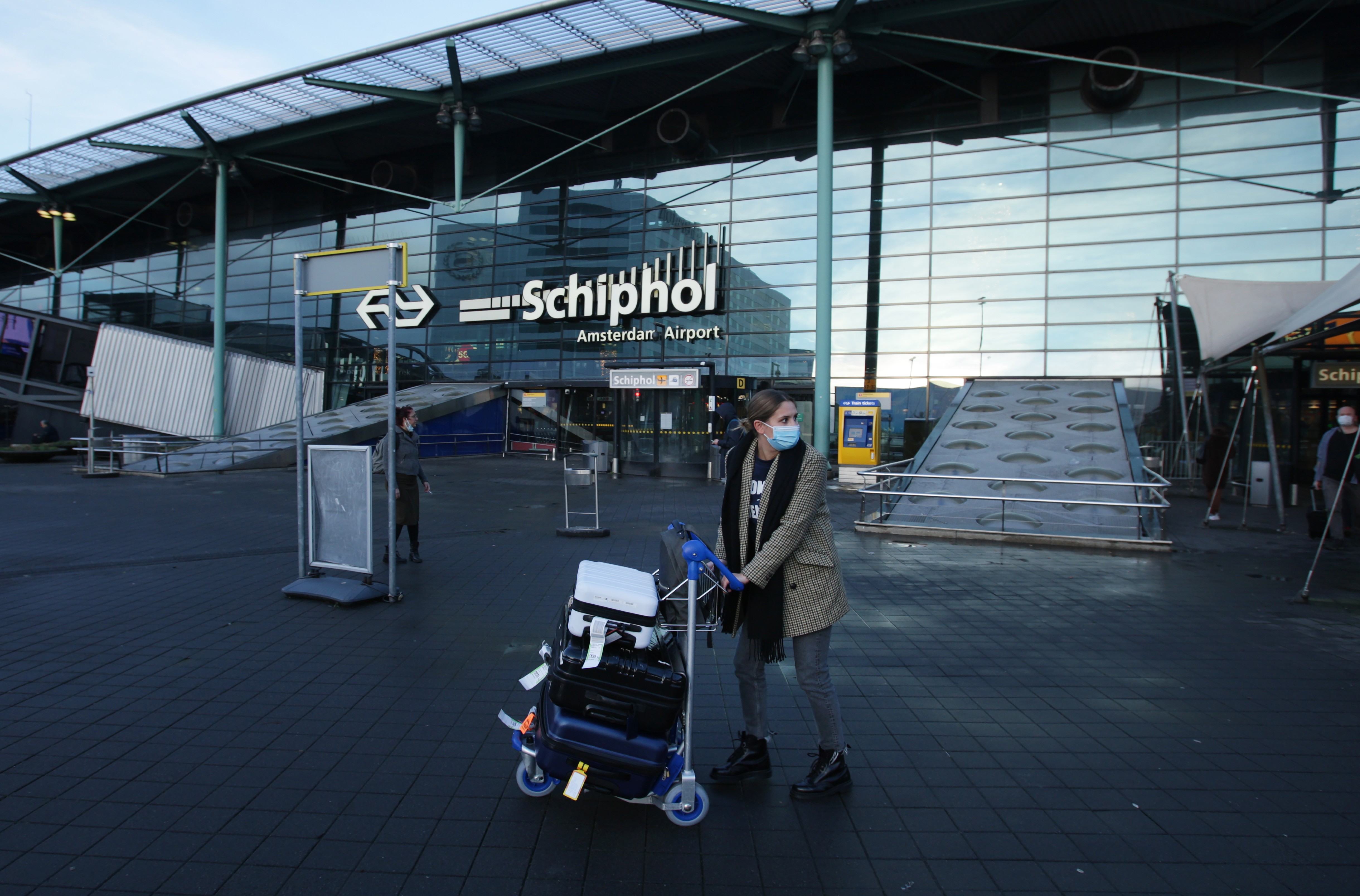 Un cuplu, arestat pe aeroportul din Amsterdam după ce a fugit din carantină. Cei doi se întorseseră recent din Africa de Sud