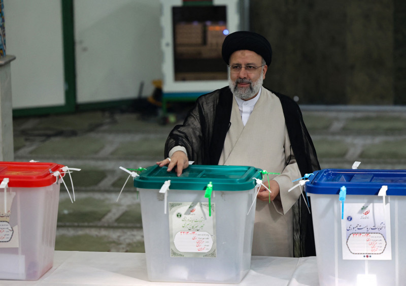 Ebrahim Raisi la urna de vot