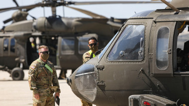 Militari americani lângă elicoptere.