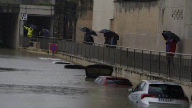 Mașini acoperite de apă în Spania.
