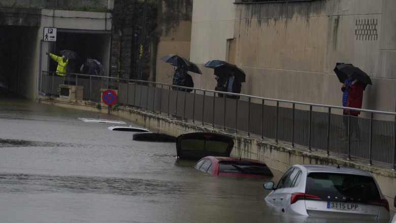 Mașini acoperite de apă în Spania.