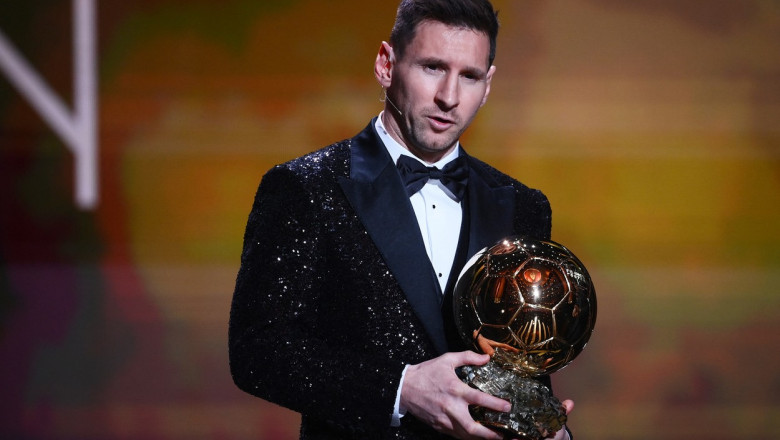 Lionel Messi ține în brațe al șaptelea trofeu Baloul de Aur câștigat.