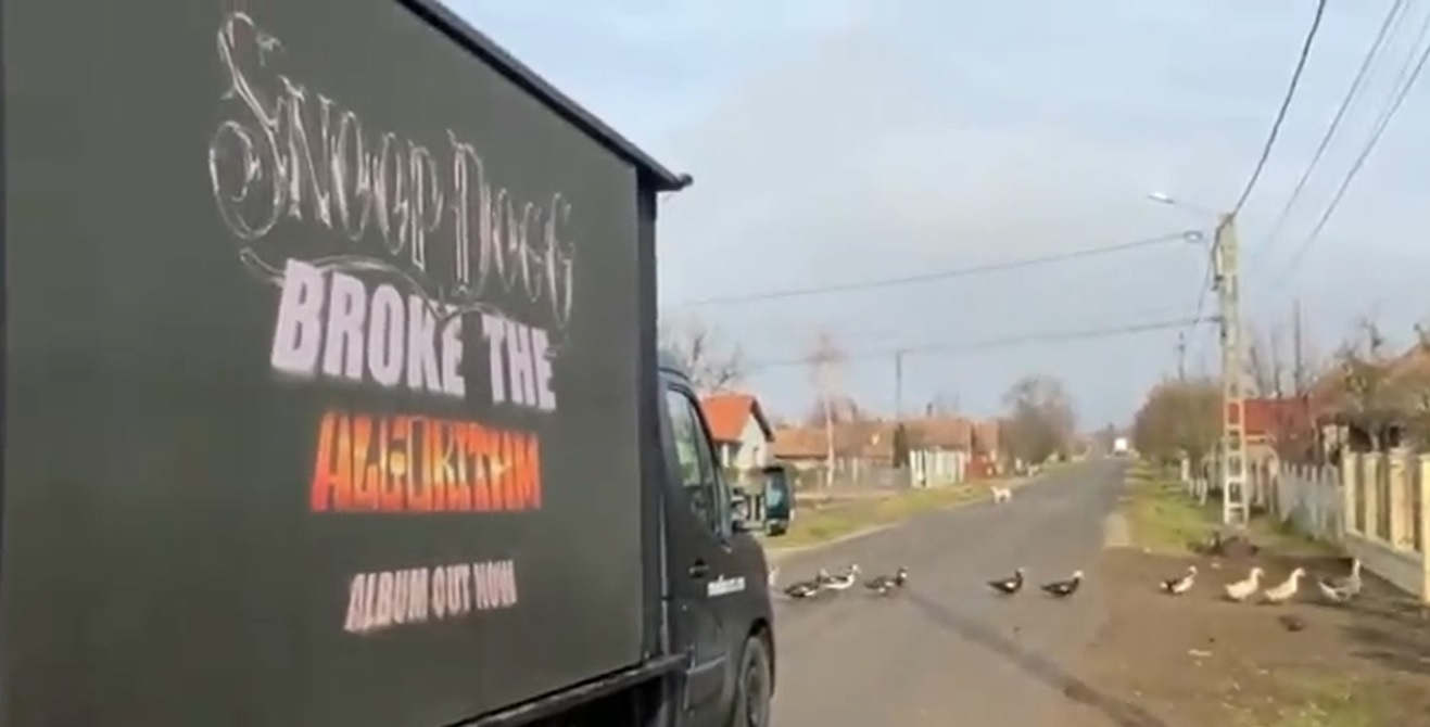 Snoop Dogg își promovează noul album cu imagini din Bogata de Mureș
