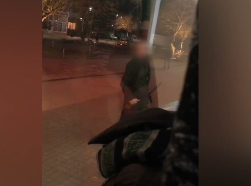 VIDEO. Atac cu cuțitul și focuri de armă în fața unei carmangerii din Arad. Victima s-a apărat cu un extinctor