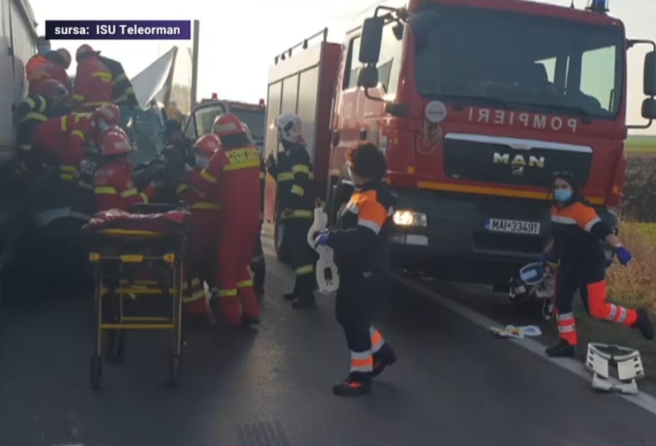 VIDEO. Doi șoferi de TIR ar fi provocat intenționat un accident, după o șicanare în trafic. Un bărbat a murit