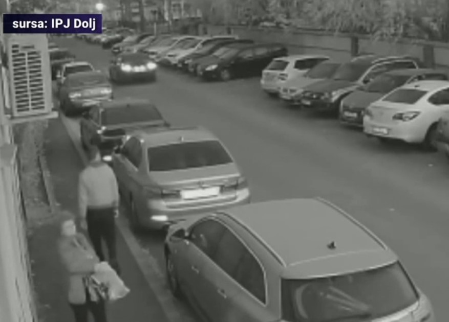 VIDEO. Deținutul evadat din arest, filmat plimbându-se pe străzile din Craiova. Bărbatul este în continuare căutat de polițiști