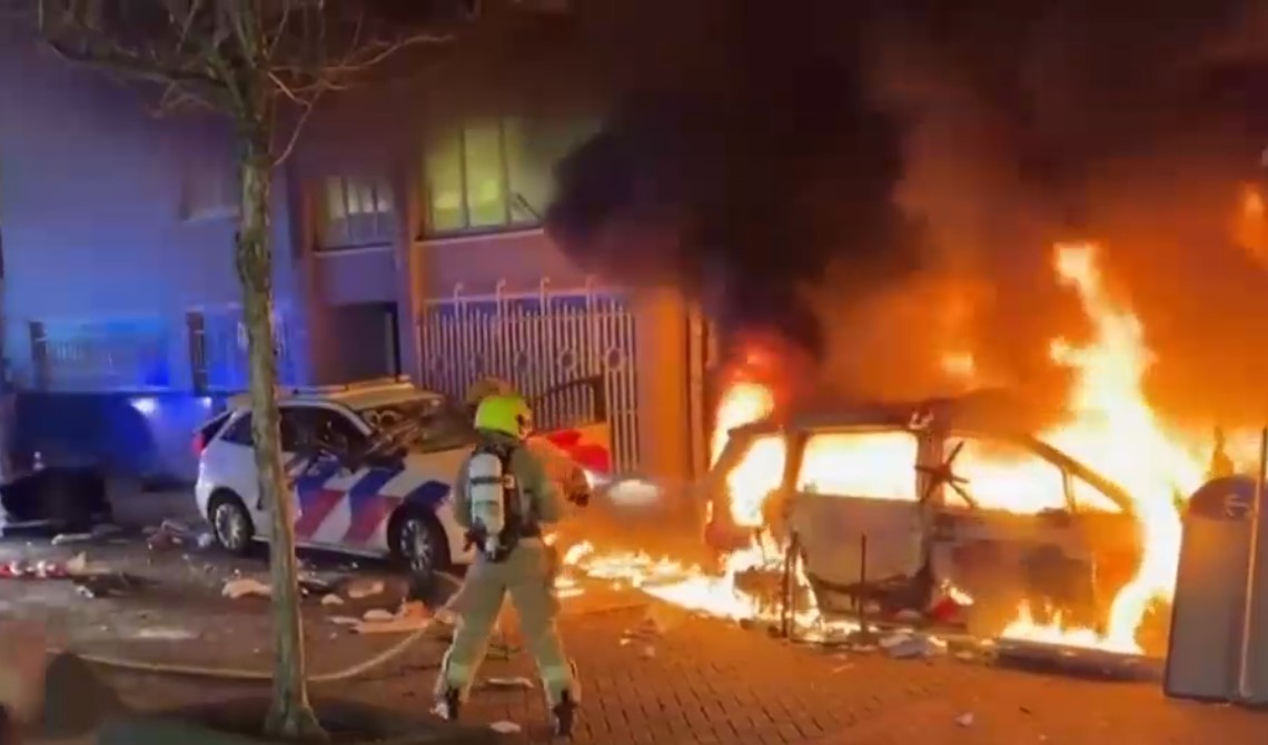 VIDEO. Proteste violente la Rotterdam. Sute de oameni au ieșit în stradă din cauza restricțiilor
