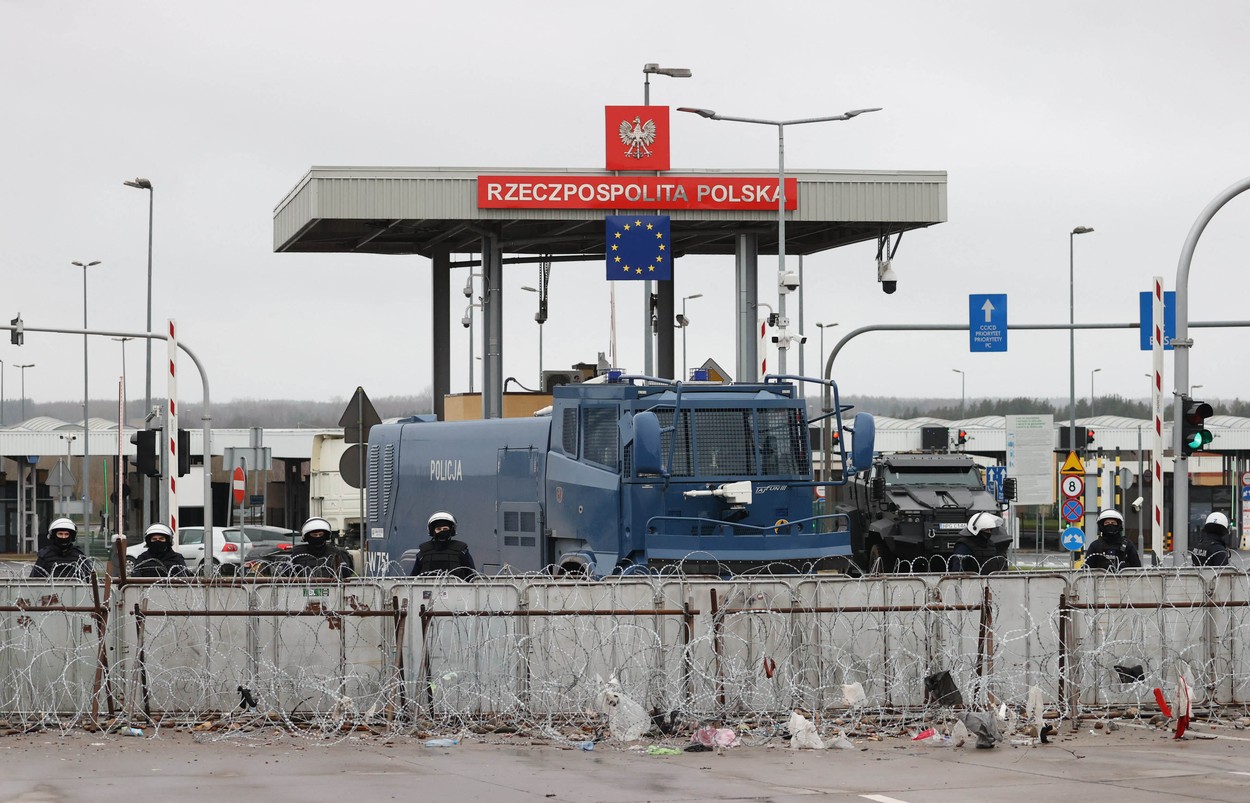 Belarusul schimbă tactica în criza imigranților, susține ministrul polonez al apărării