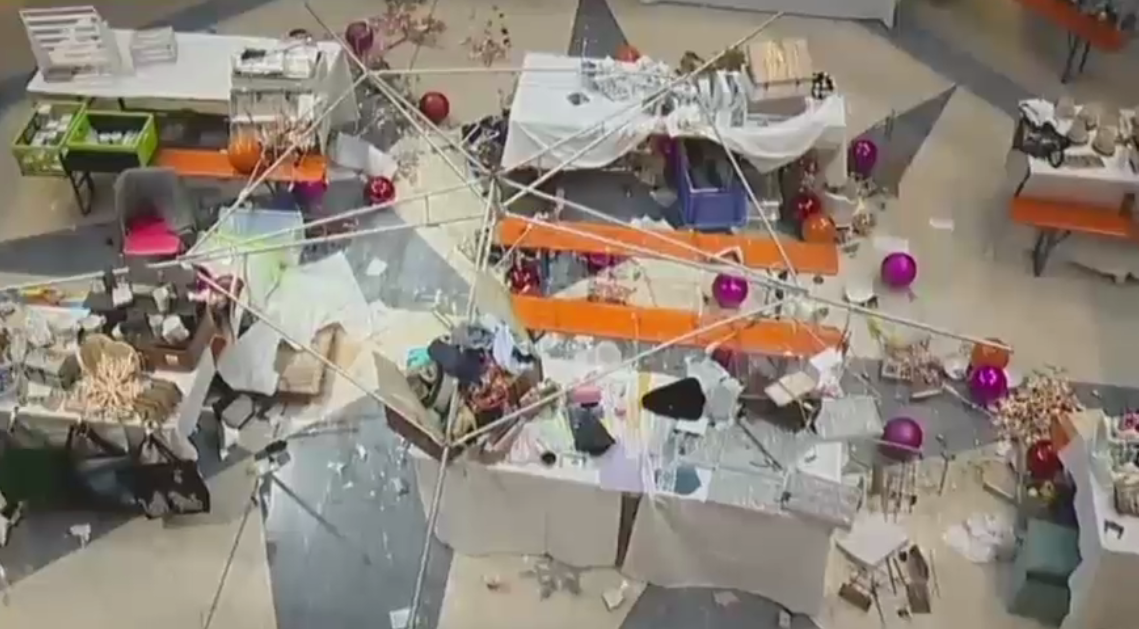 Șase oameni au fost răniți după ce mai multe decorațiuni de Crăciun au căzut peste ei într-un centru comercial din Elveția