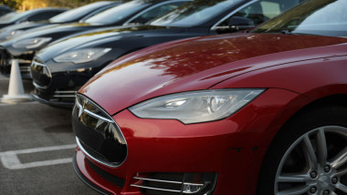 Mașini Tesla în parcare.
