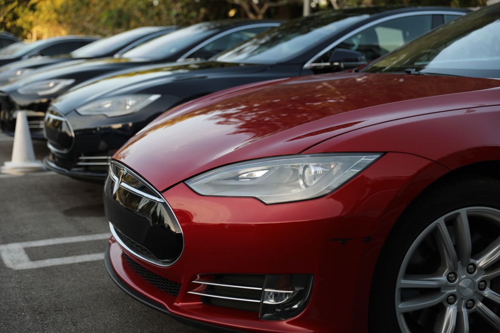 O eroare în aplicația Tesla a împiedicat un număr mare de șoferi să descuie sau să pornească mașinile