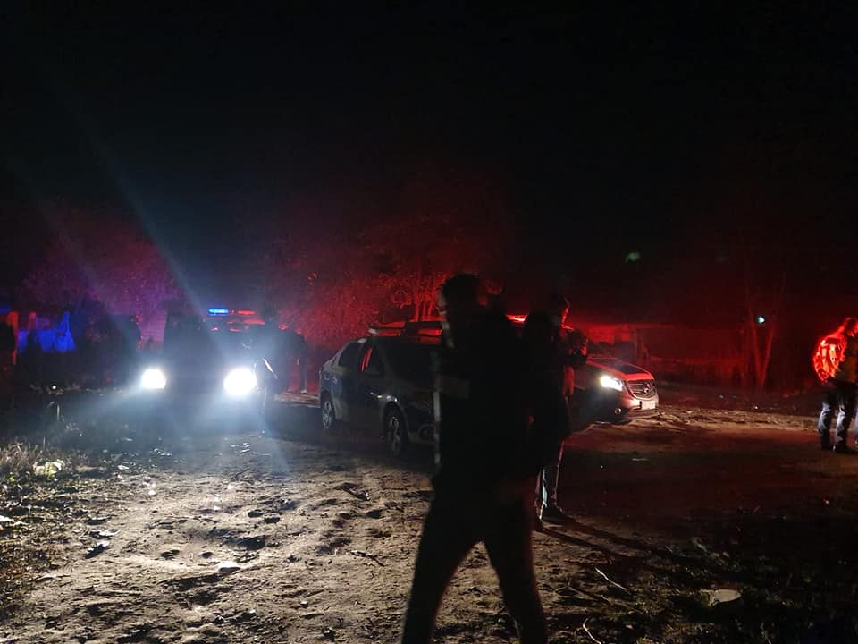 FOTO. Deșeuri incendiate la Sintești: Persoane reținute, după ce mai mulți oameni au atacat cu furcile comisarii Gărzii de Mediu