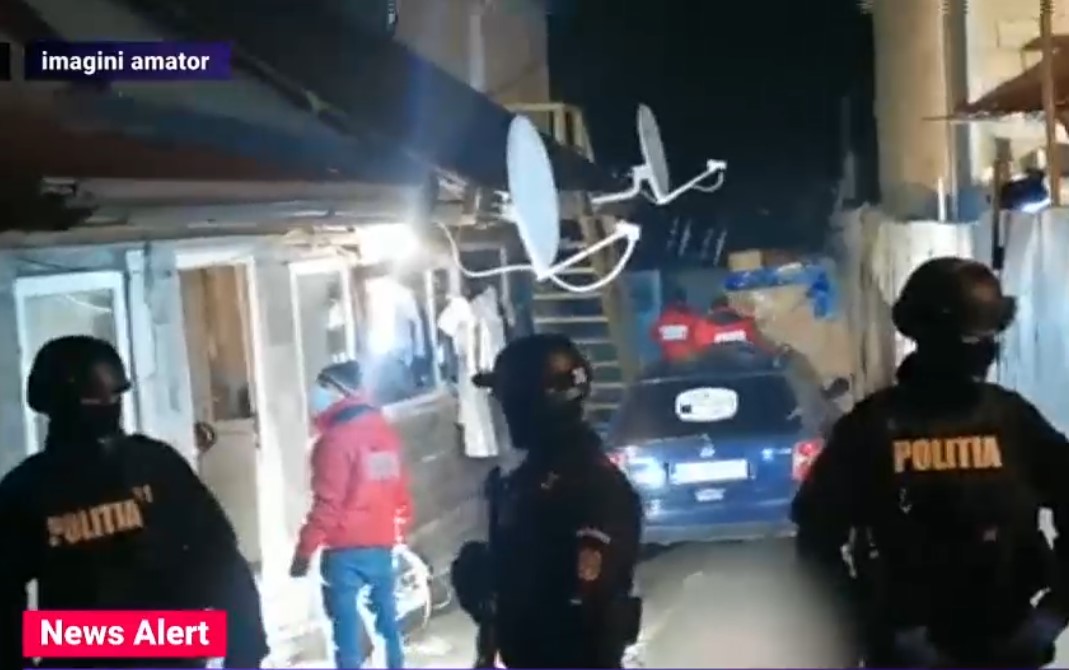 VIDEO Tentativă de omor în Brașov. Un bărbat a fost rănit grav, după ce mai mulți indivizi au intrat în casă și l-au atacat cu un topor