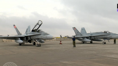 doua avioane CF 18 Hornet pe pista de la Mihail Kogălniceanu