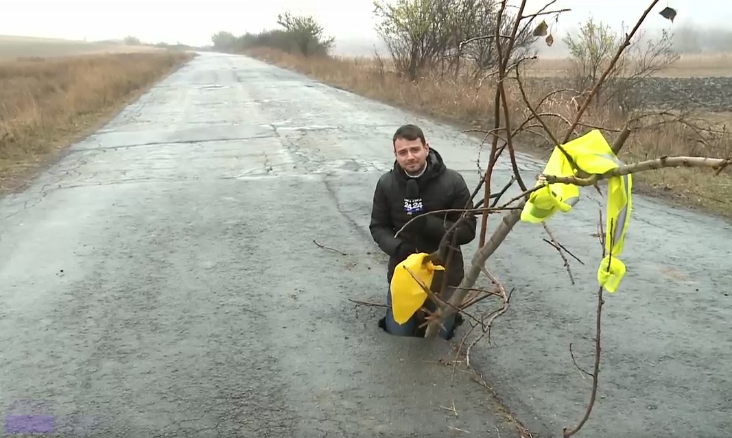 Haz de necaz. Drumul în care poți intra în groapă până la brâu a ajuns vedetă pe rețelele sociale