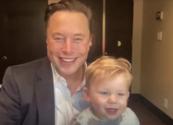 VIDEO. Elon Musk, cu fiul cel mic în brațe, într-o videoconferință. Imaginile au devenit virale