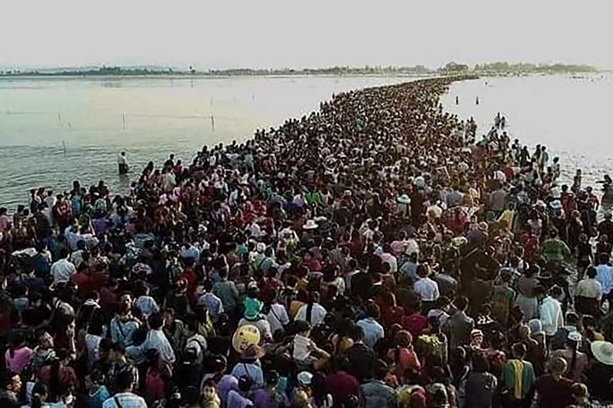 Cel puţin 15 persoane s-au înecat în timp ce încercau să traverseze un drum inundat din Myanmar