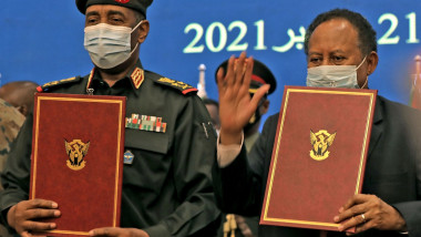 comandantul armatei din sudan si premierul tarii arata acordul pe care l-au semnat pentru a pune capat loviturii militare de stat
