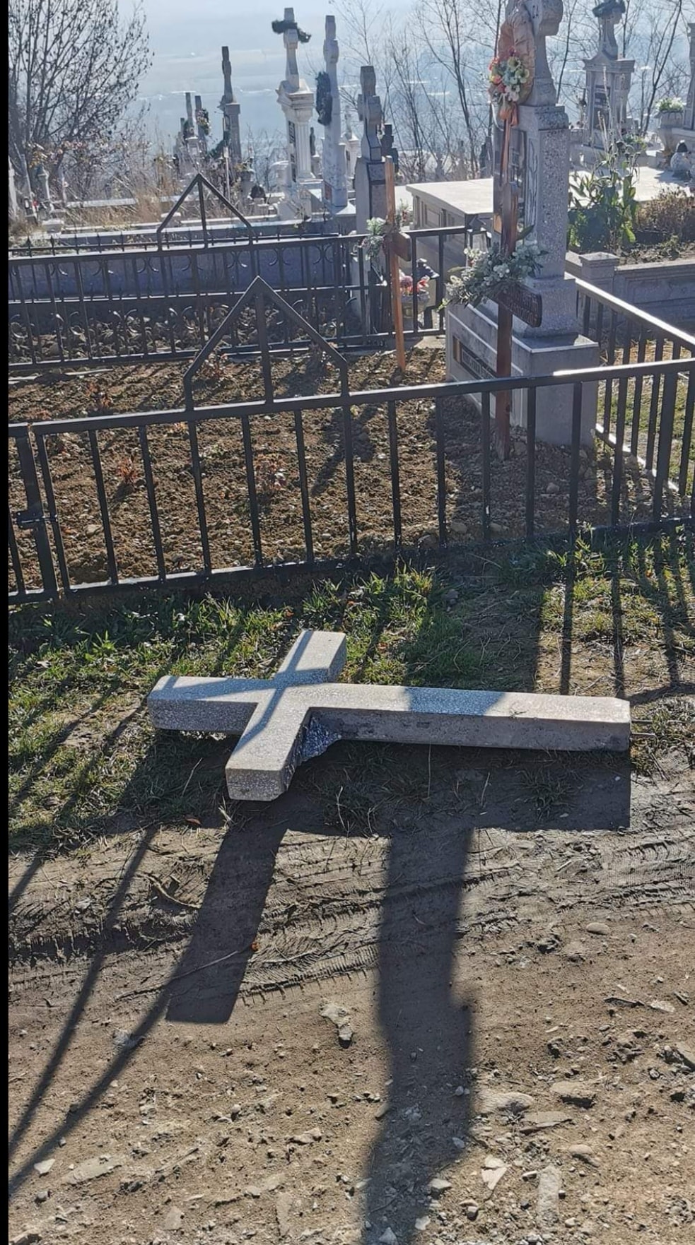 Morminte profanate într-un cimitir din Brașov. Polițiștii îi caută pe făptași