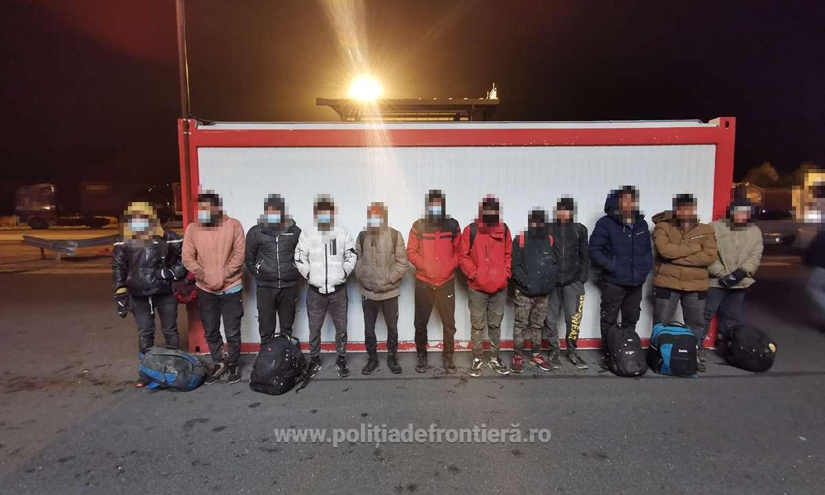 12 migranți afgani au fost prinși în timp ce încercau să treacă granița cu Ungaria, ascunși într-un TIR încărcat cu încălțamine