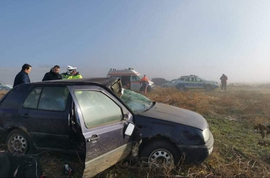 Un adolescent a murit, iar fratele lui a fost rănit, după ce au furat mașina părinților și s-au răsturnat cu ea