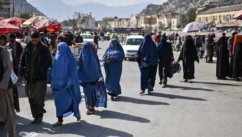 femei cu burka pe o strada din afganistan