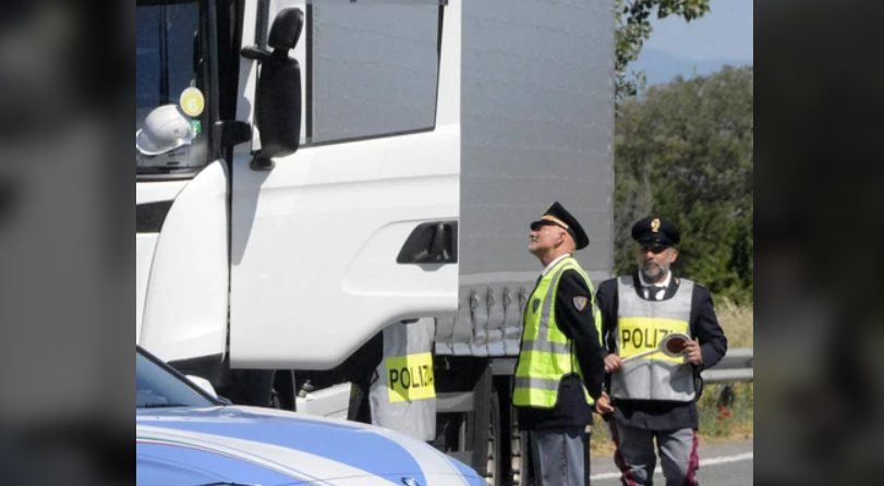 Român dat jos de la volanul TIR-ului în Italia și dus direct la închisoare. Polițiștii îl căutau din 2015