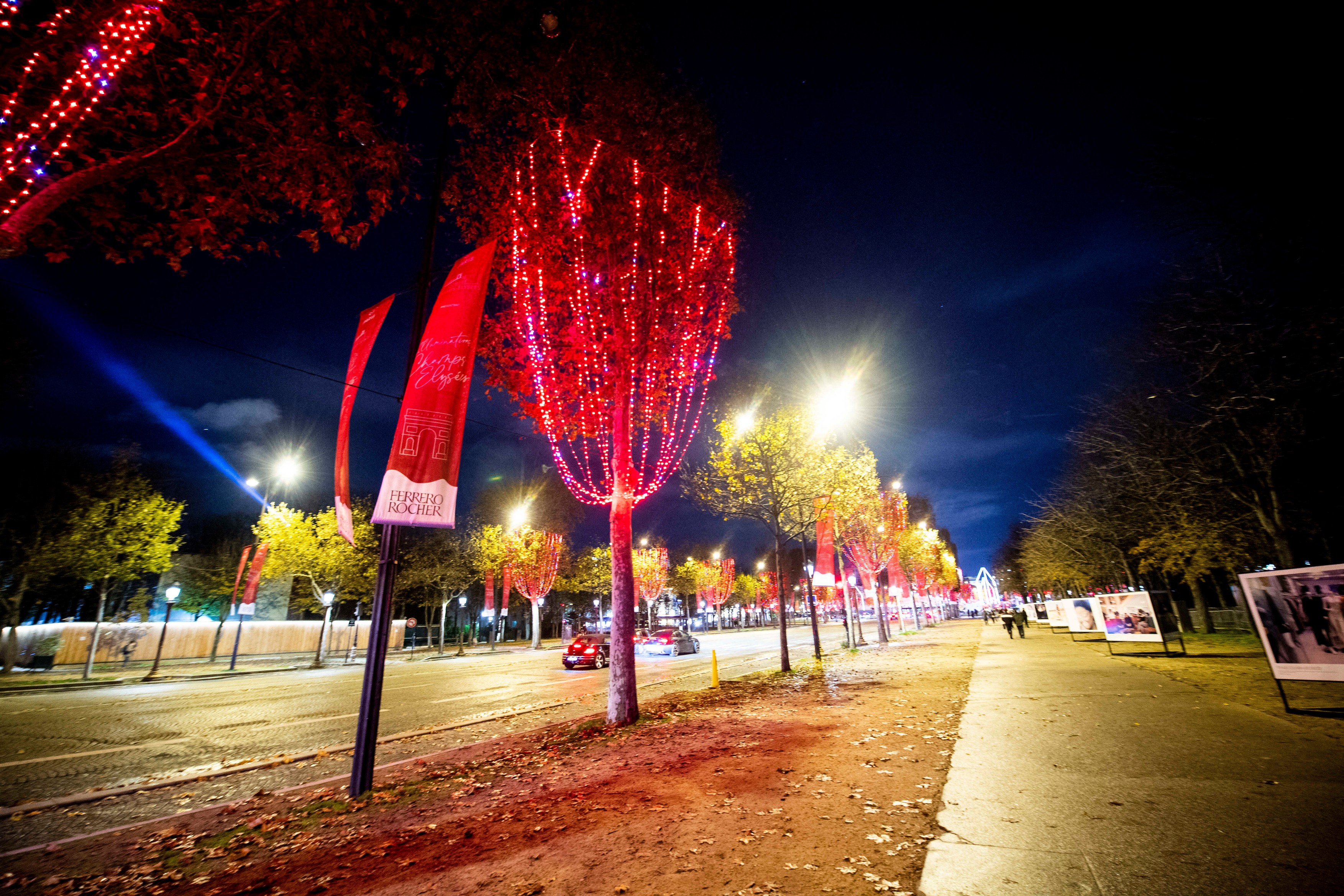Illustration des illuminations de Noël sur l'avenue des Champs Elysées ŕ Paris