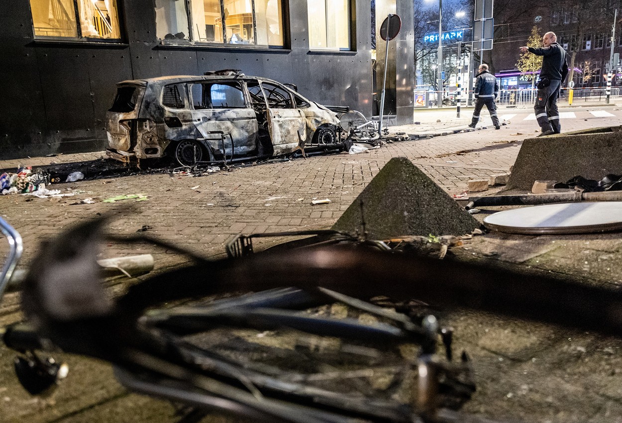 Premierul Olandei, reacție dură: Nu accept ca niște idioți să fie violenți sub pretexul că-s nemulțumiți de restricțiile anti-Covid