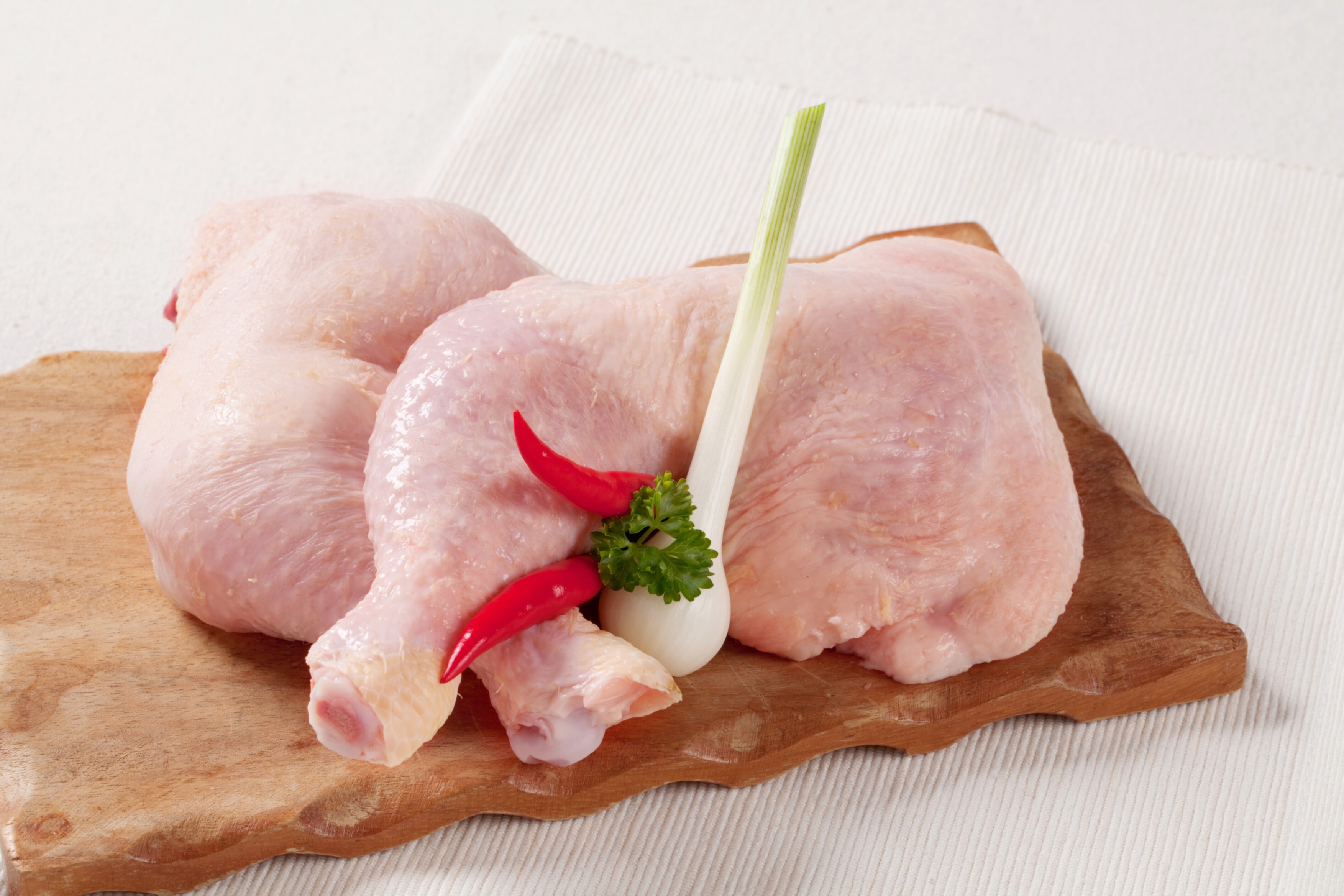 Alertă alimentară: Pulpe de pui, retrase de pe piaţă după ce au fost depistate cu Salmonella