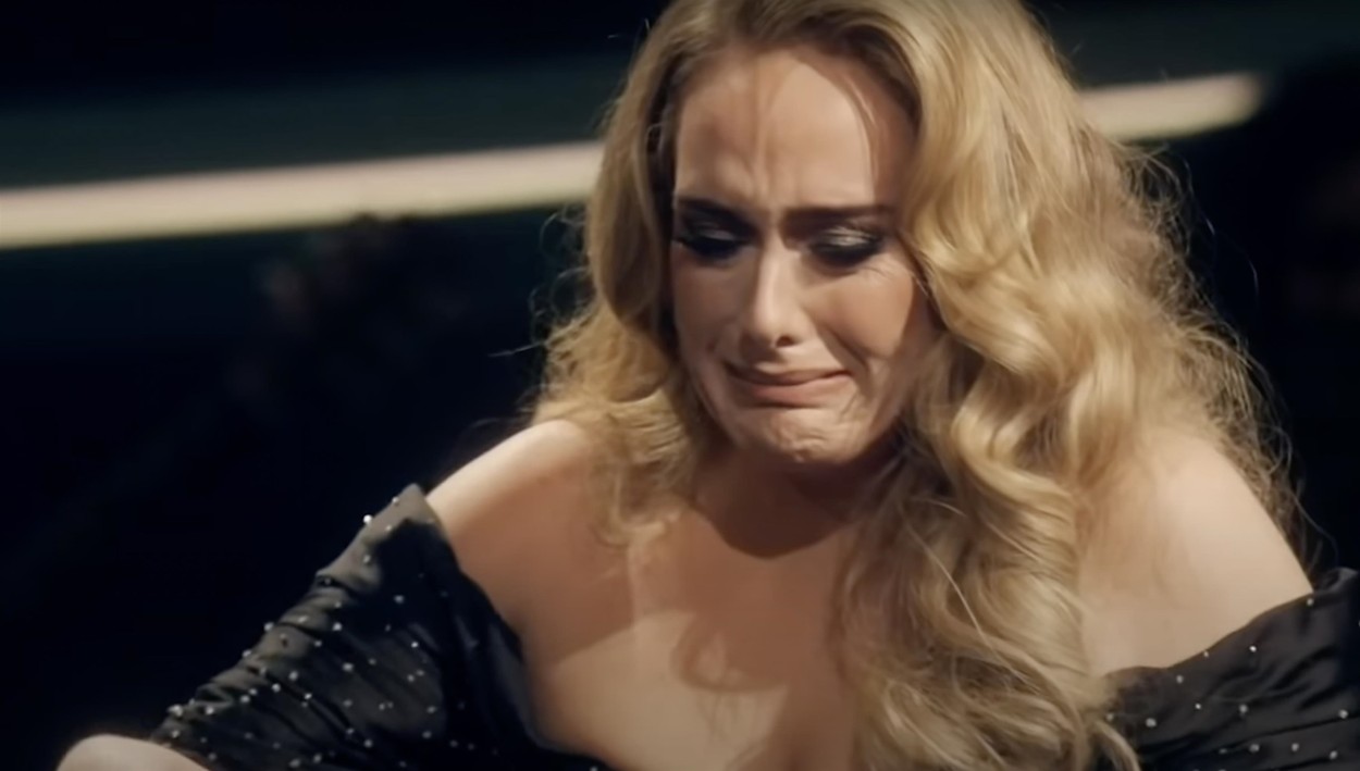 Adele a izbucnit în lacrimi pe scenă după ce organizatorii i-au făcut o mare surpriză