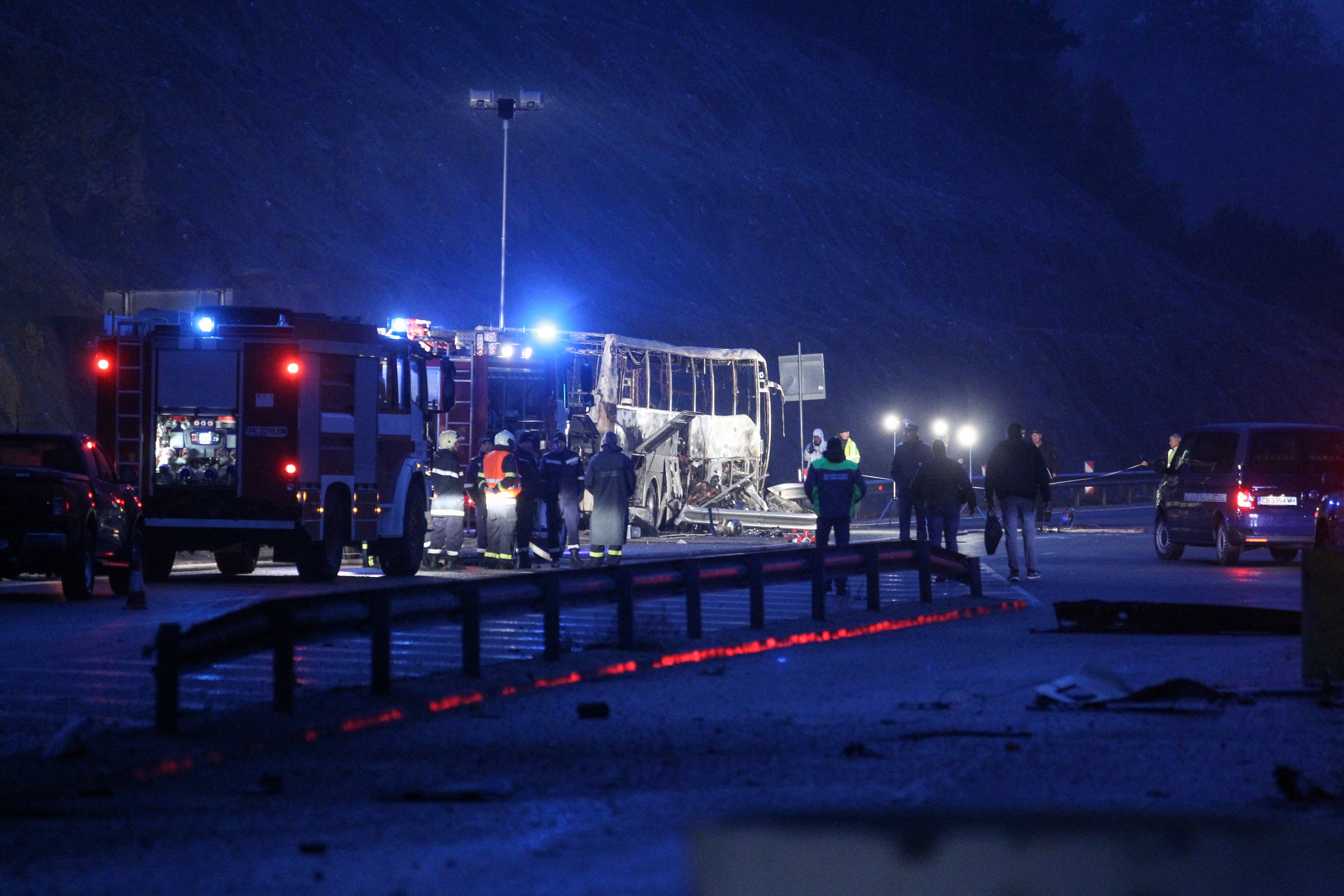 Imagini de la locul tragediei din Bulgaria. 46 de oameni au murit într-un autocar care a luat foc. Ministru: Au fost arși complet