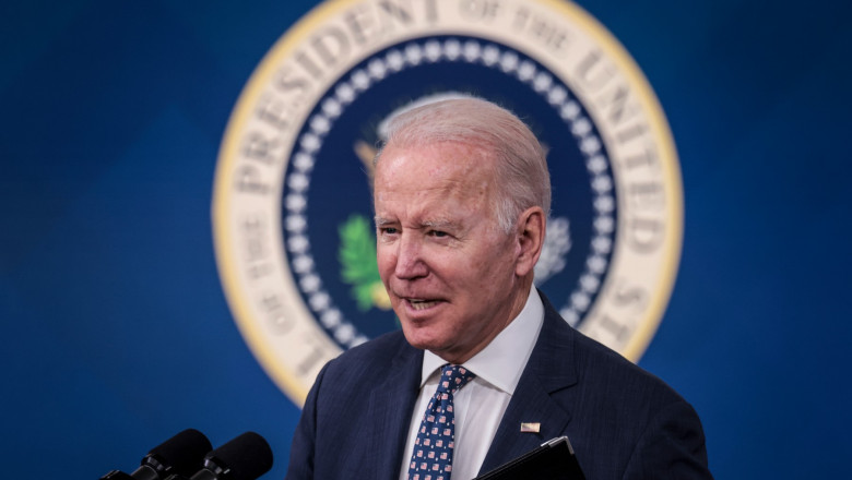 Joe Biden face declarații, în spate simbolul președinției SUA