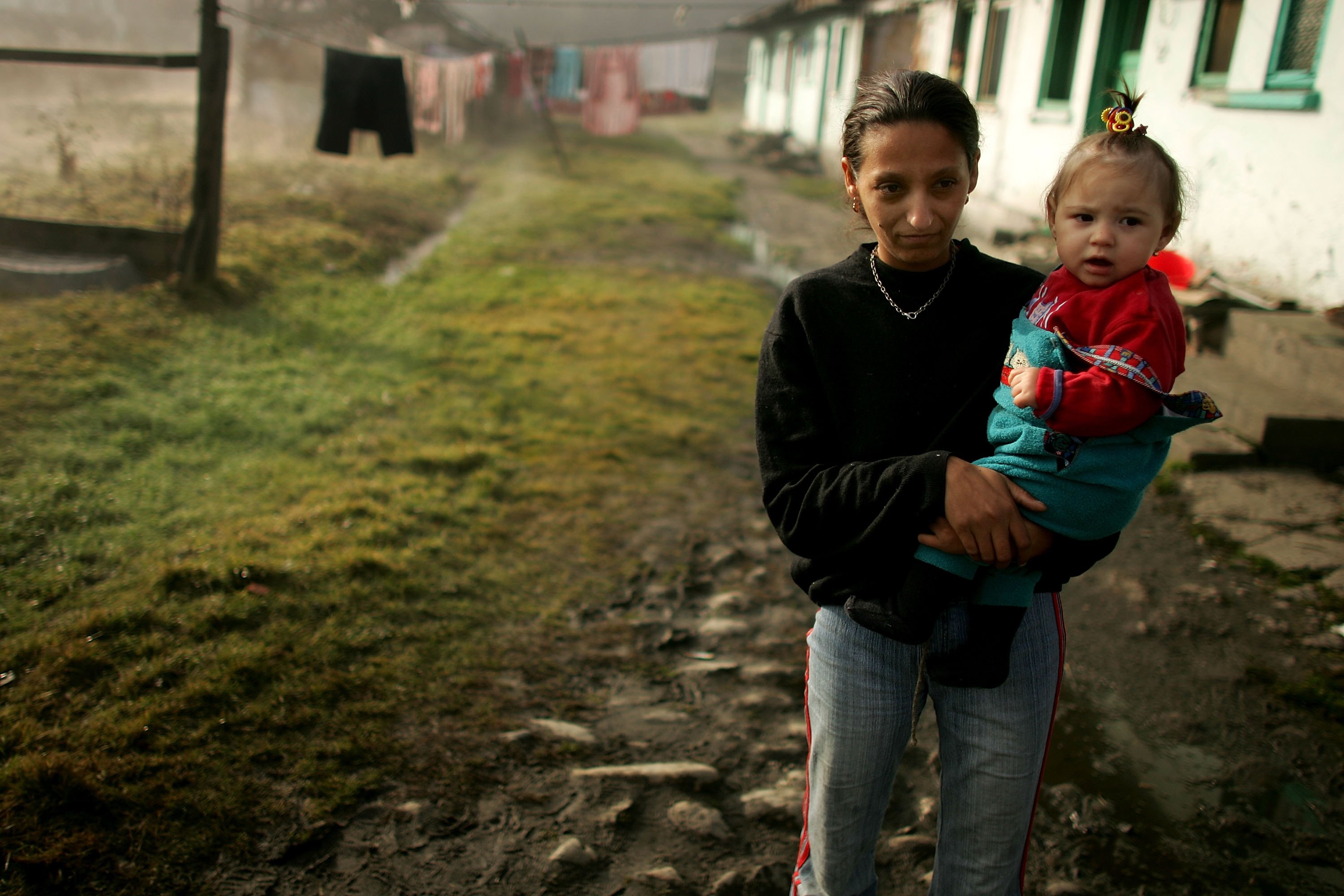 Sunt părinți în România care nu au nici 10 lei pentru a le cumpăra copiilor un cadou de Crăciun (studiu)
