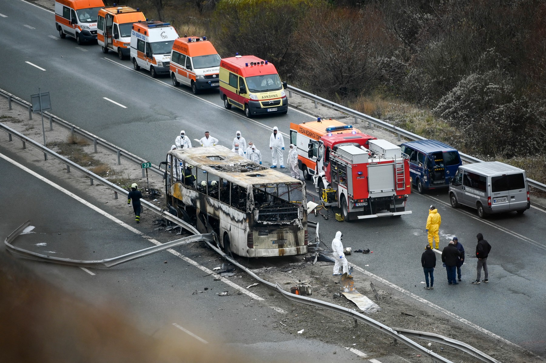 "Sunt arși până la cenușă". Filmul tragediei din Bulgaria, în care 46 de oameni au murit blocați în autocarul în flăcări