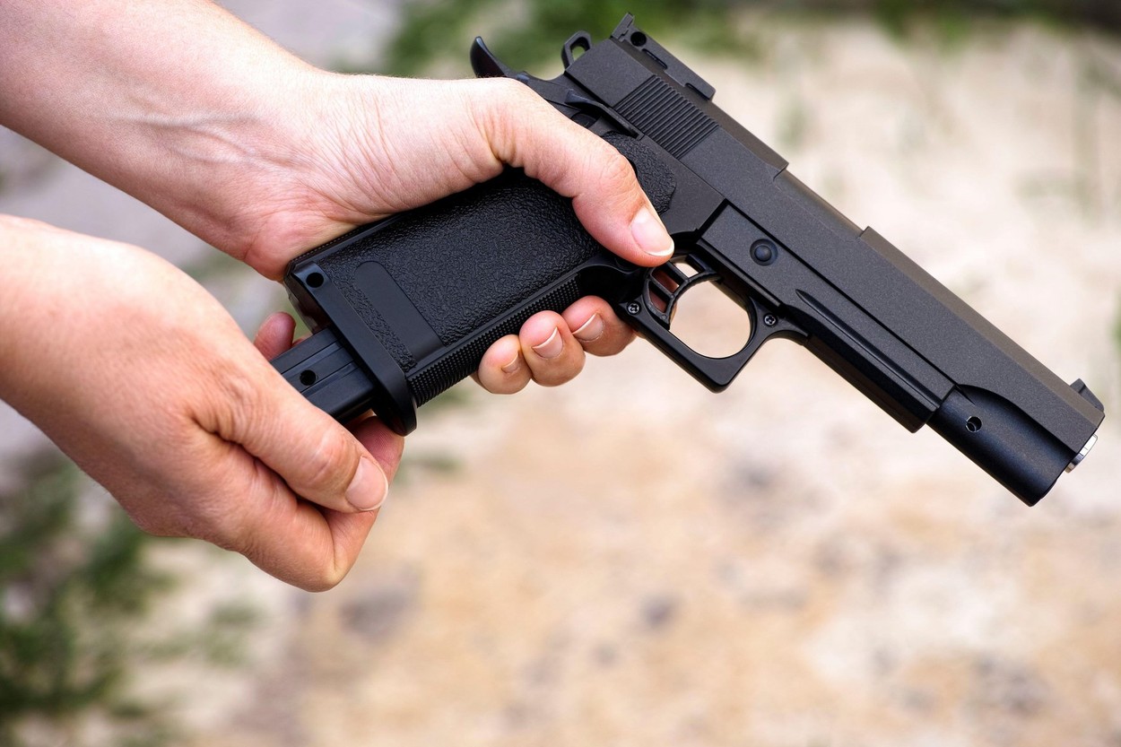 Interzicerea vânzării pistoalelor tinerilor sub 21 de ani încalcă dreptul constituţional la arme de foc, a decis un judecător american