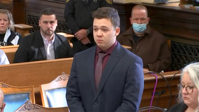 Kyle Rittenhouse in sala de judecata, la costum si cravata, asculta citirea verdictului juratilor