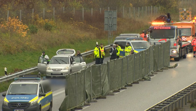 masini de politie pe autostrada, la locul unui accident, in germania