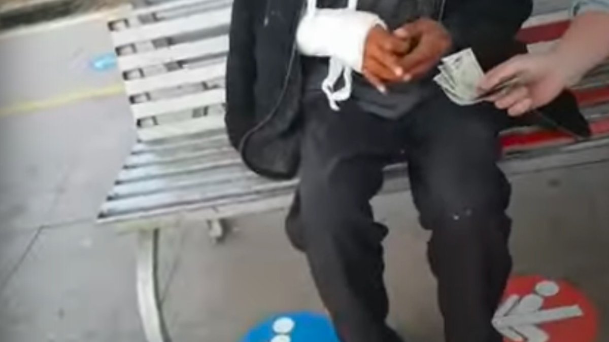 Doi polițiști locali au lovit un cerșetor, i-au rupt o mână, apoi i-au dat 500 de lei ca să scape de acuzații: "Trece, luăm o cremă"