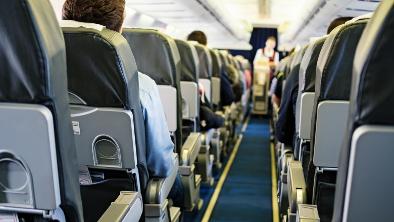 pasageri pe scaune la bordul unui avion