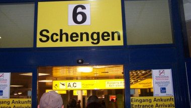 Panou intrare Schengen în aeroport.