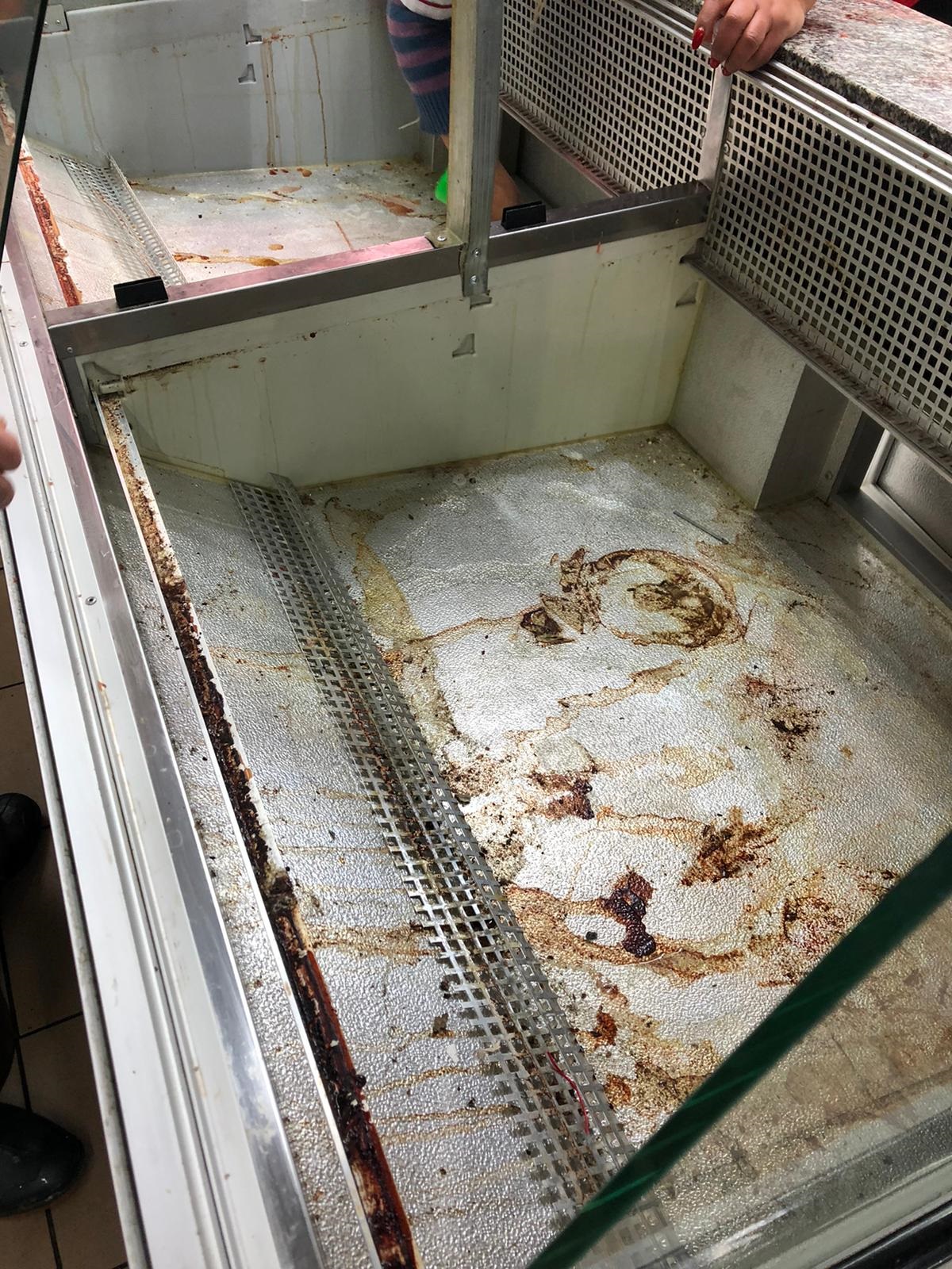 ANPC propune închiderea Halelor Obor. Au fost găsite vitrine frigorifice cu rugină și mucegai, dar și tone de alimente expirate