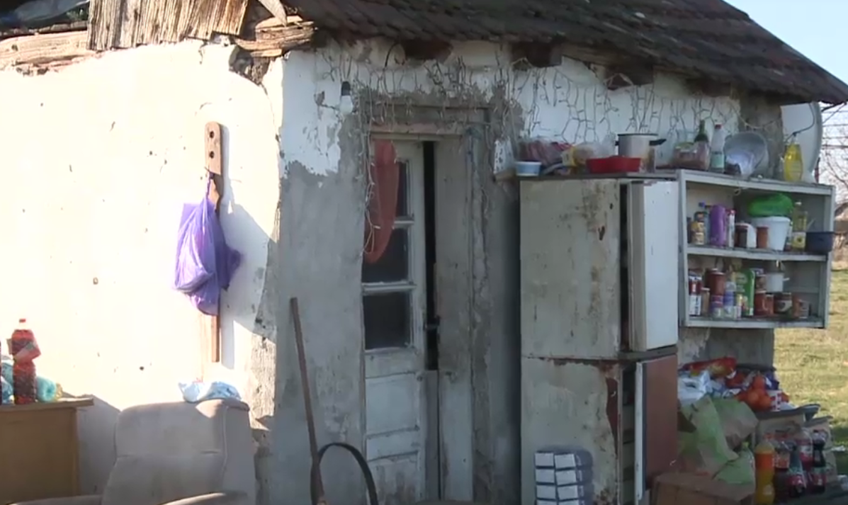 Povestea de coșmar a doi copii de 4 și 10 ani: Înfometați, neîngrijiți, bătuți și trimiși la cerșit de propria mamă